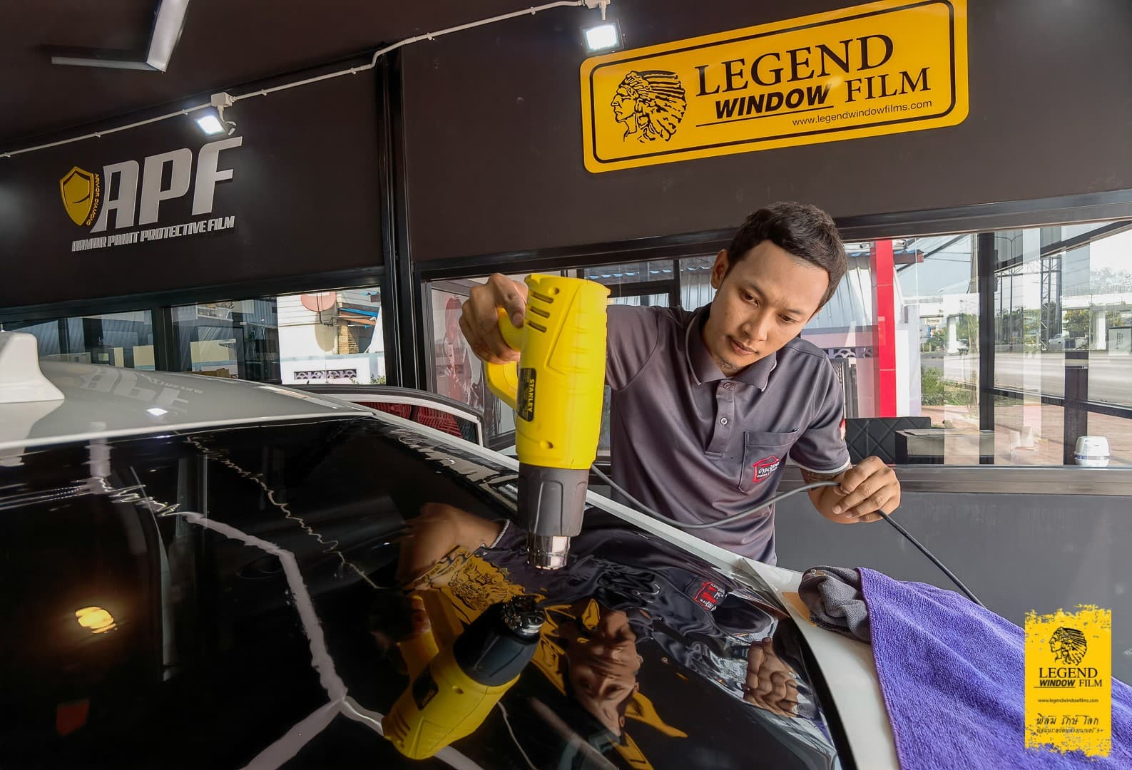 ช่างติดตั้งฟิล์มกรองแสง Legend Window Film ที่กระจกหลังด้วยความชำนาญ