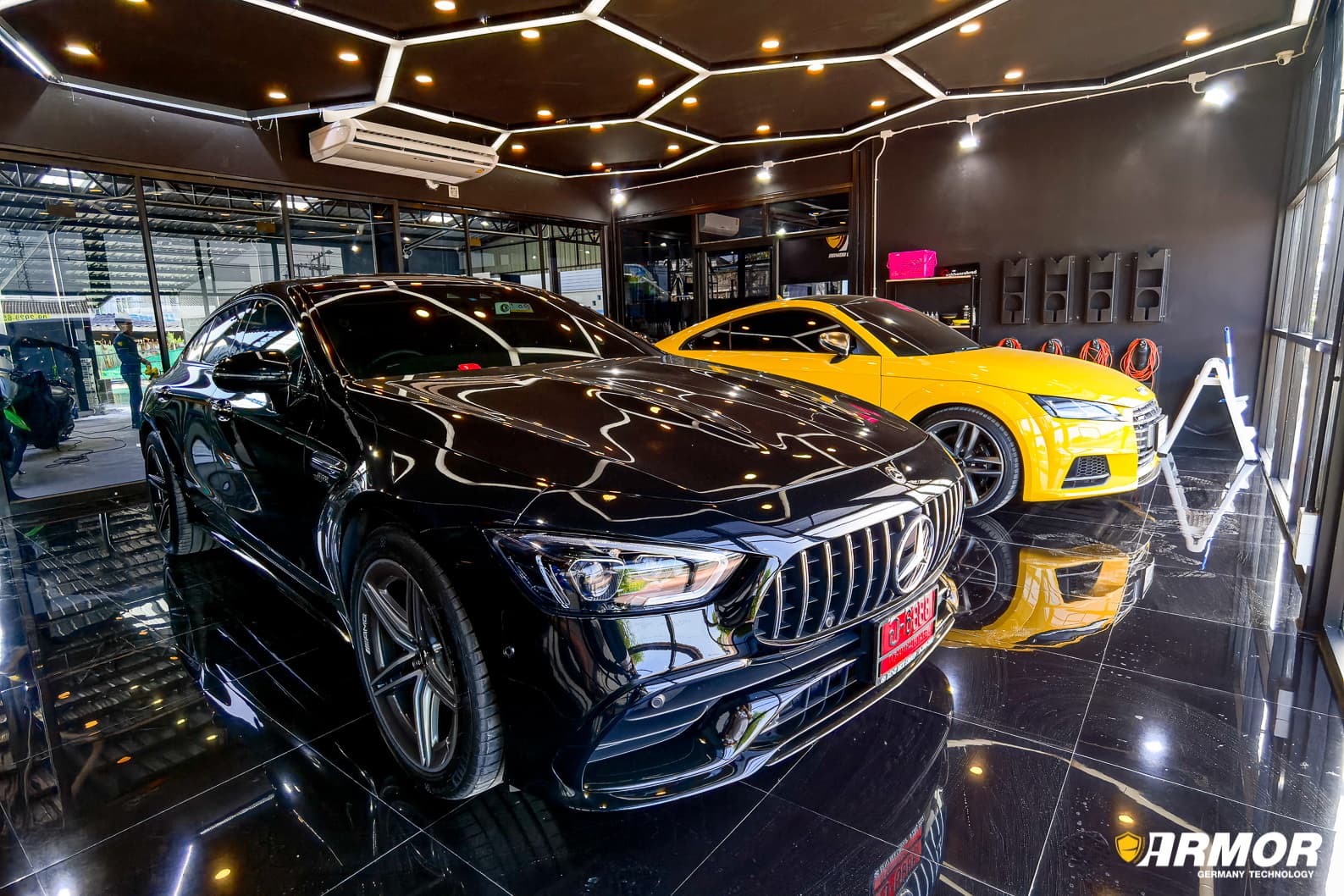 บรรยากาศห้องเคลือบแก้วติดแอร์ พร้อมรถหรู Mercedes-Benz และ Audi TT ที่เข้ามาใช้บริการ