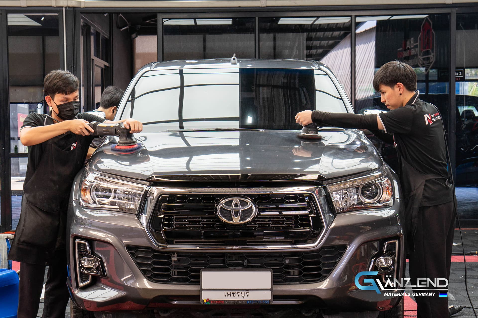 ทีมงานขัดสีรถกระบะ Toyota Revo