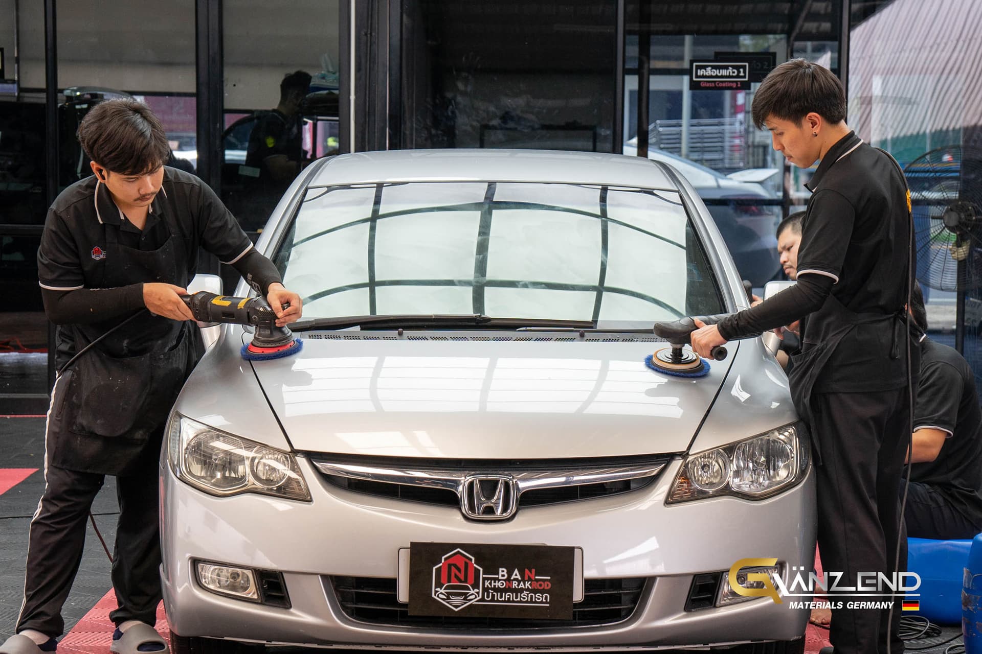 ทีมงานกำลังขัดเตรียมผิว Honda Civic