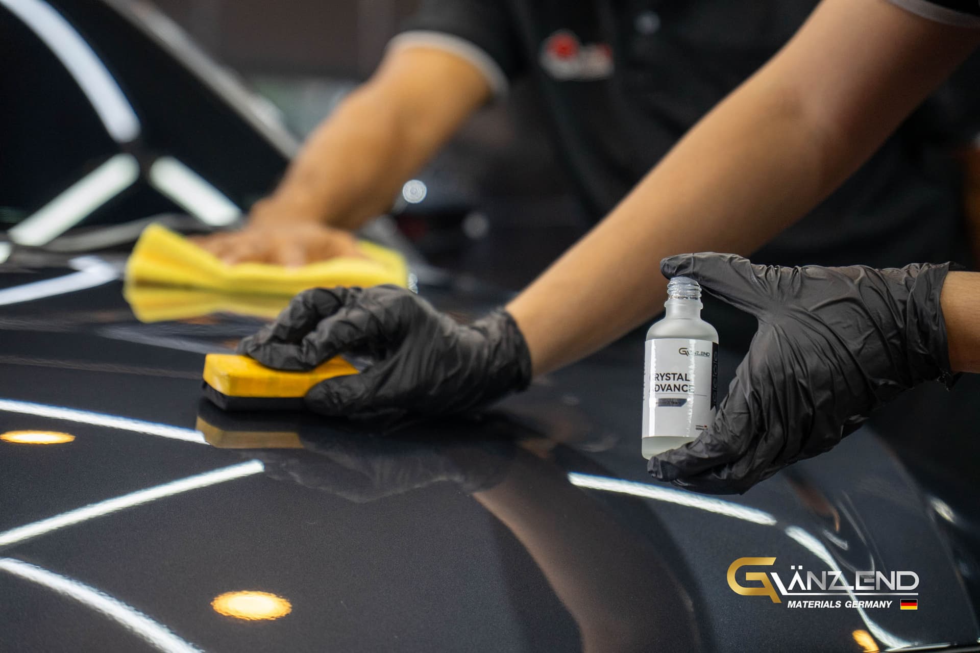 ลงน้ำยาเคลือบแก้วบนตัวถังรถสีเข้ม