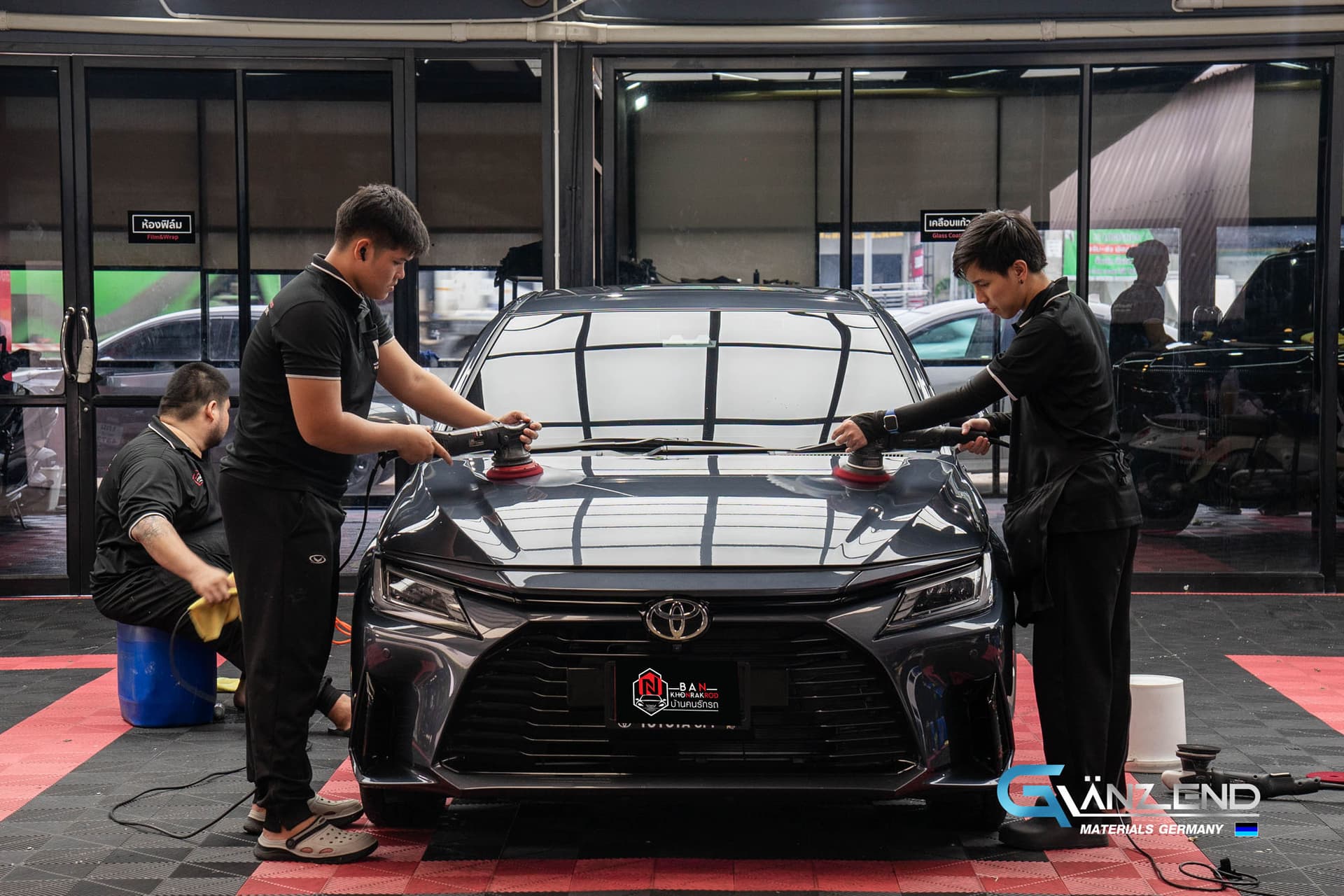 ขัดสีรถ Toyota Camry อย่างพิถีพิถัน
