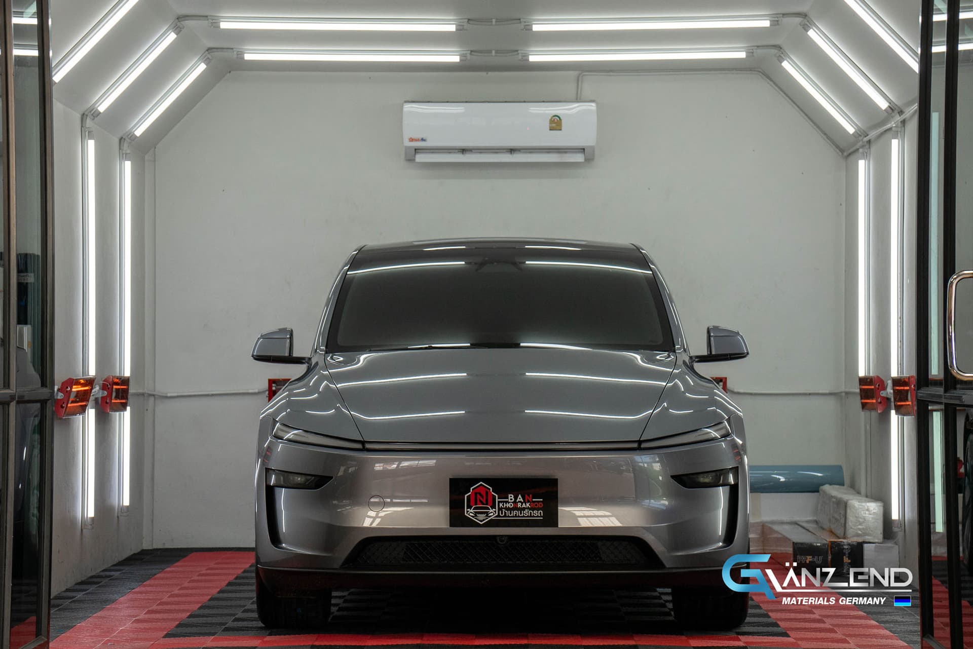 XPENG G6 สีเทา ในห้องเคลือบ