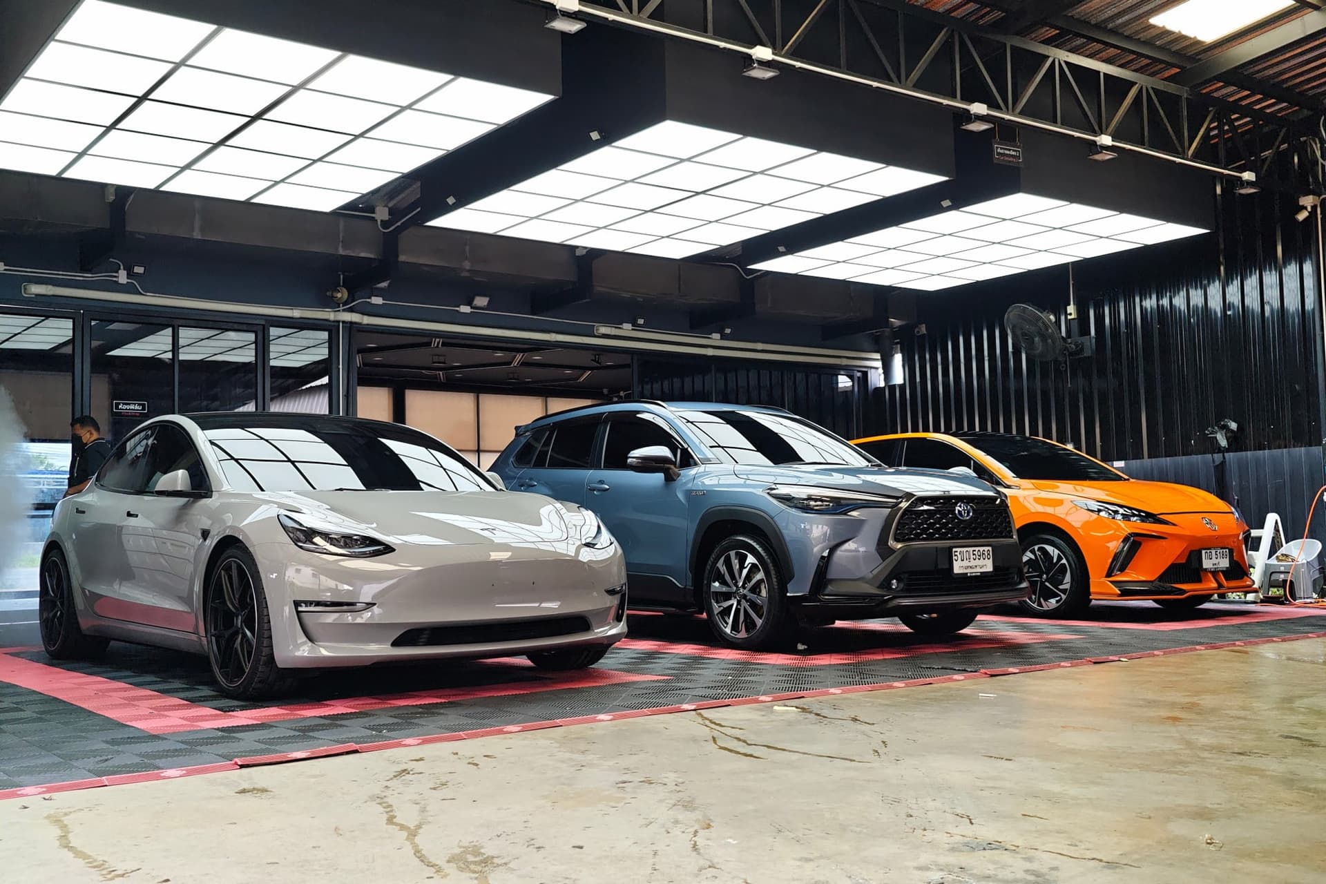 รถหรูในโชว์รูมที่ติดตั้งฟิล์ม TPU