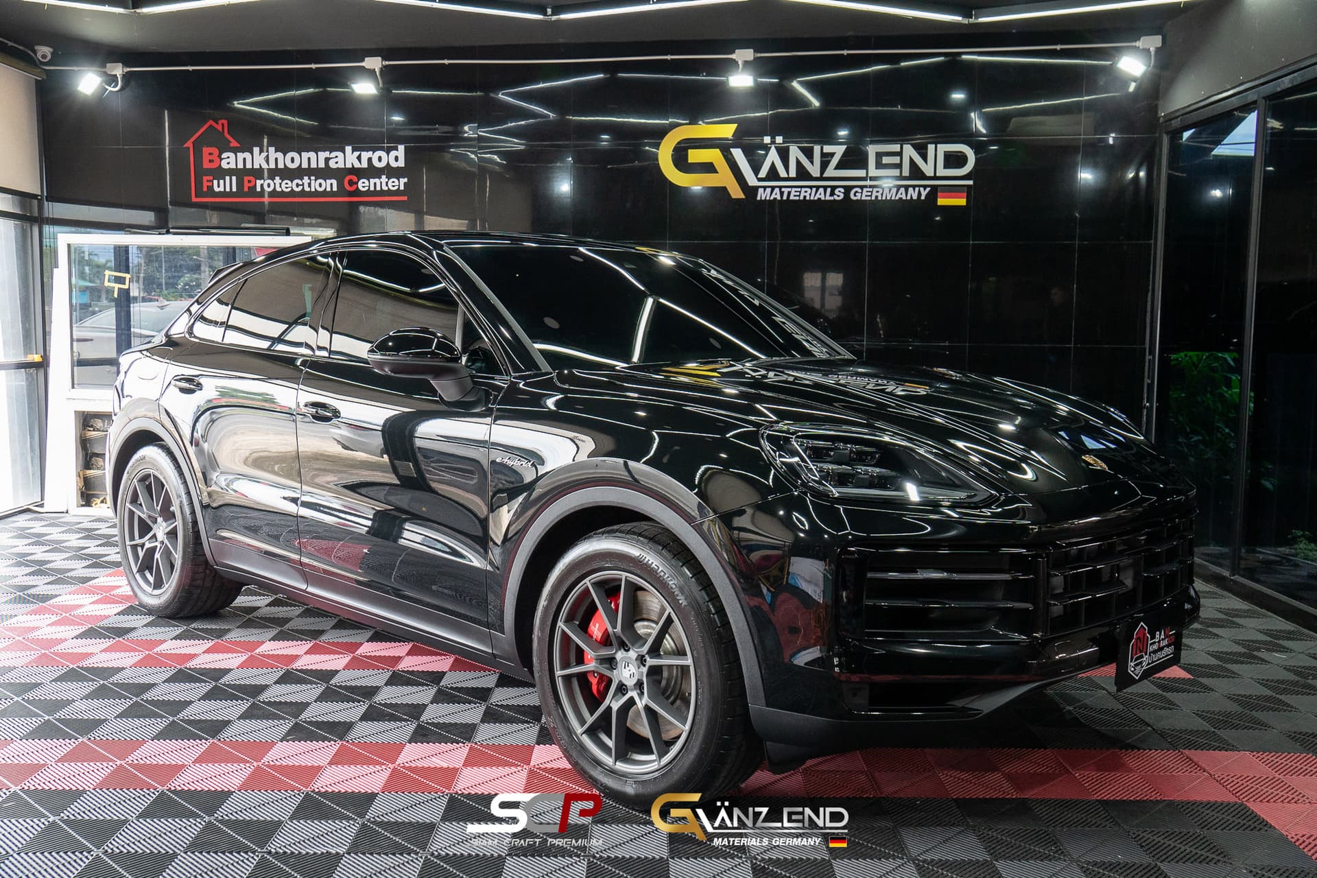 รถสีดำเงางามด้วยฟิล์ม TPU