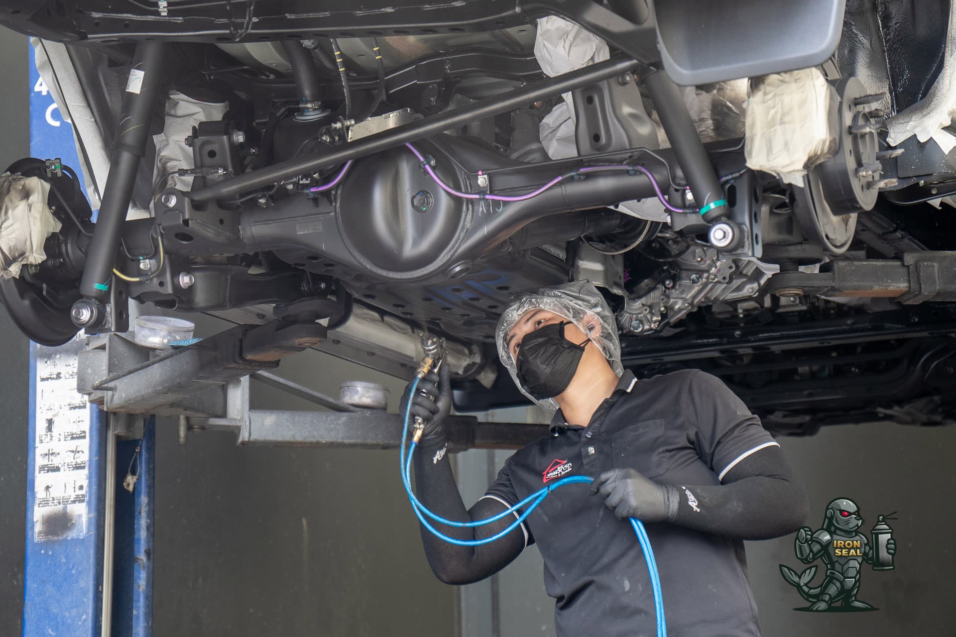 ช่างกำลังพ่นกันสนิมช่วงล่าง IRON SEAL